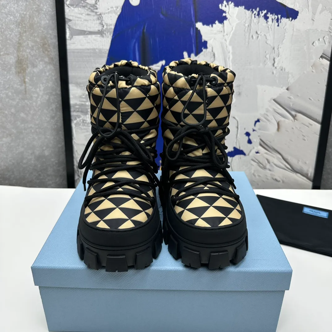 👟👟Ex-factory price 660👟👟 The highest version on the market, Prada's king style, snow boots, ski boots, chubby, so cute and cute →_→ From the Prada limited series, unique. Shiny nylon Oblique upper with criss-cross straps for an ideal fit. The boots are made of technical fabric and have a short-cut version. They can be worn in the city or in the mountains. They make the calves slimmer, taller, warmer and have a concave shape. The boots and soles use the original waterproof effect. The size is 35-40. 41Customized
